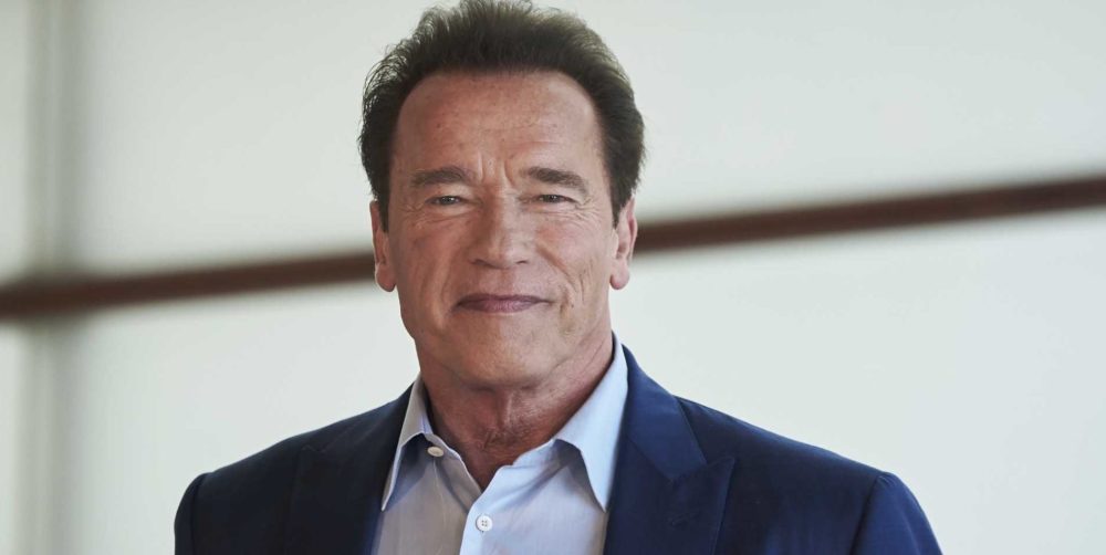 Arnold Schwarzenegger celebra aniversário de burro de estimação em vídeo fofo - 1