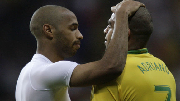 French forward Thierry Henry (L) comfort