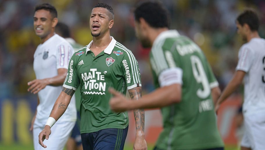 Zagueiro relembra histórico gol de nuca pelo Flu: 