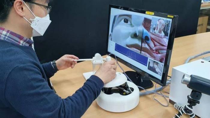 Criaram um robô que enfia um cotonete no nariz das pessoas para testar COVID - 1