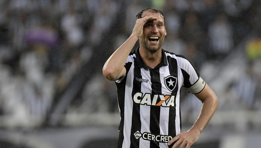 Joel Carli entra na justiça contra o Botafogo - 1