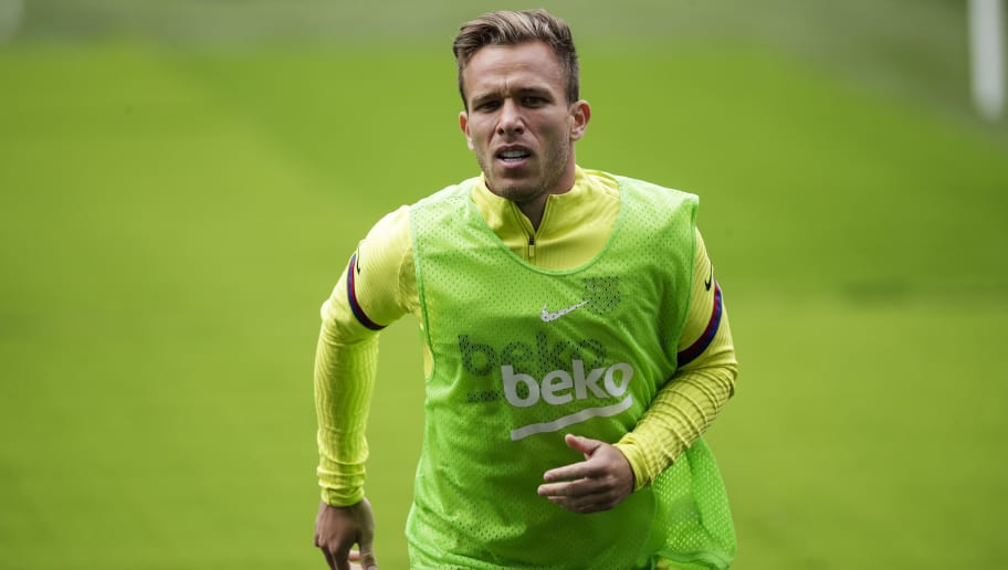 Liberado pelo DM do Barça, Arthur só deve voltar aos gramados pelo Barcelona 