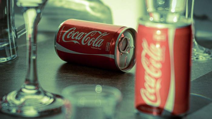 Por que a latinha da Coca-Cola Zero flutua e a normal afunda na água? - 1