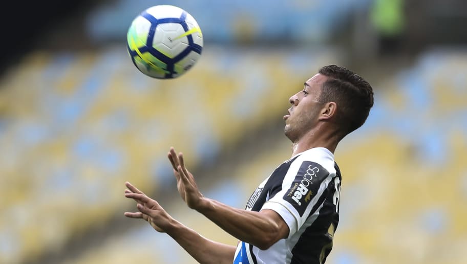 Vai ou fica? Santos preza por calma em negociação de meia com o Fortaleza - 1