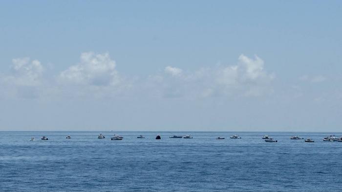 Barcos cheios de curiosos invadiram local de resgate dos astronautas da NASA - 1