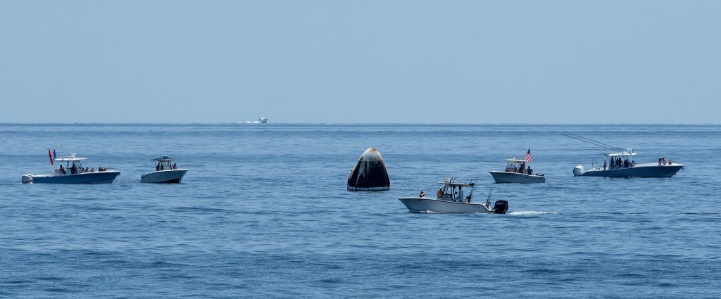 Barcos cheios de curiosos invadiram local de resgate dos astronautas da NASA - 2