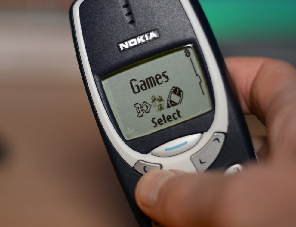 Nokia 3310: celular branco bastante popular no início dos anos 2000. Super  resistente - inquebrável, com figurinhas fofas e o f…