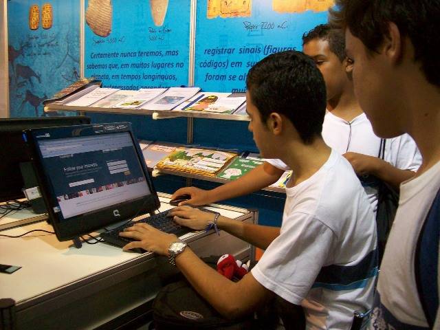 Projeto de lei prevê internet e computadores para escolas com recursos do Fistel - 2