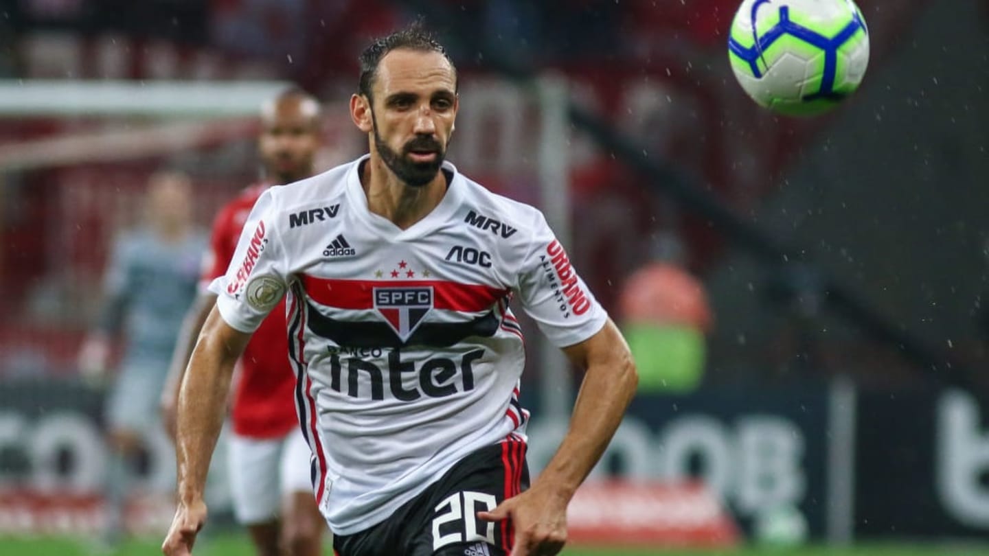 Com dores no joelho, Juanfran será reavaliado e pode desfalcar o São Paulo para a sequência - 1