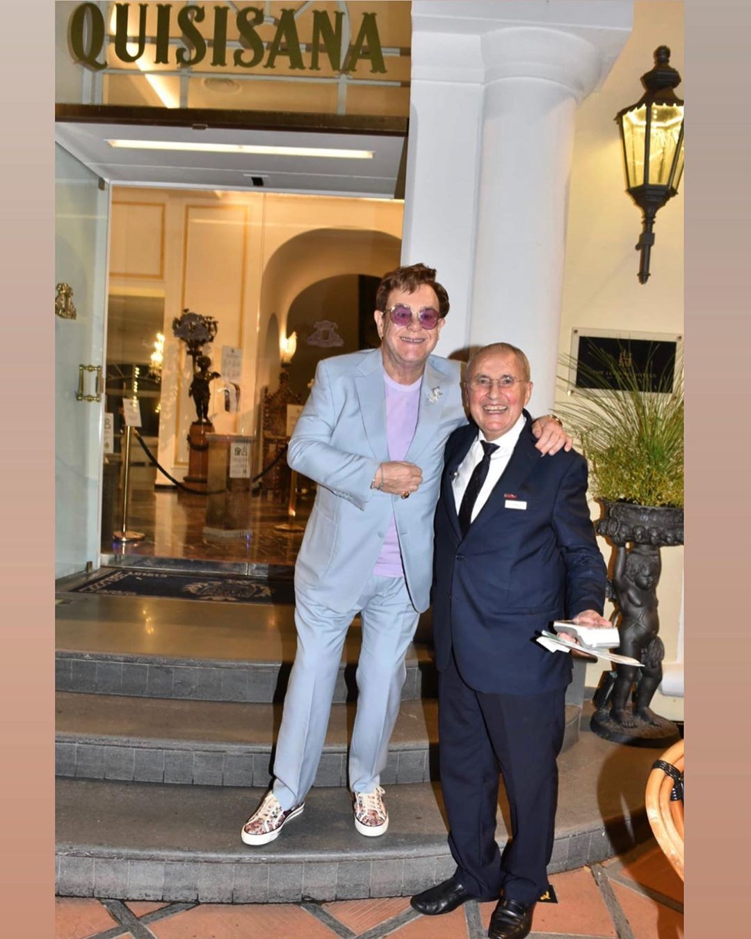 Elton John sem máscara com um amigo em Capri, na Itália (Foto: Instagram (@fotoflashcapri))