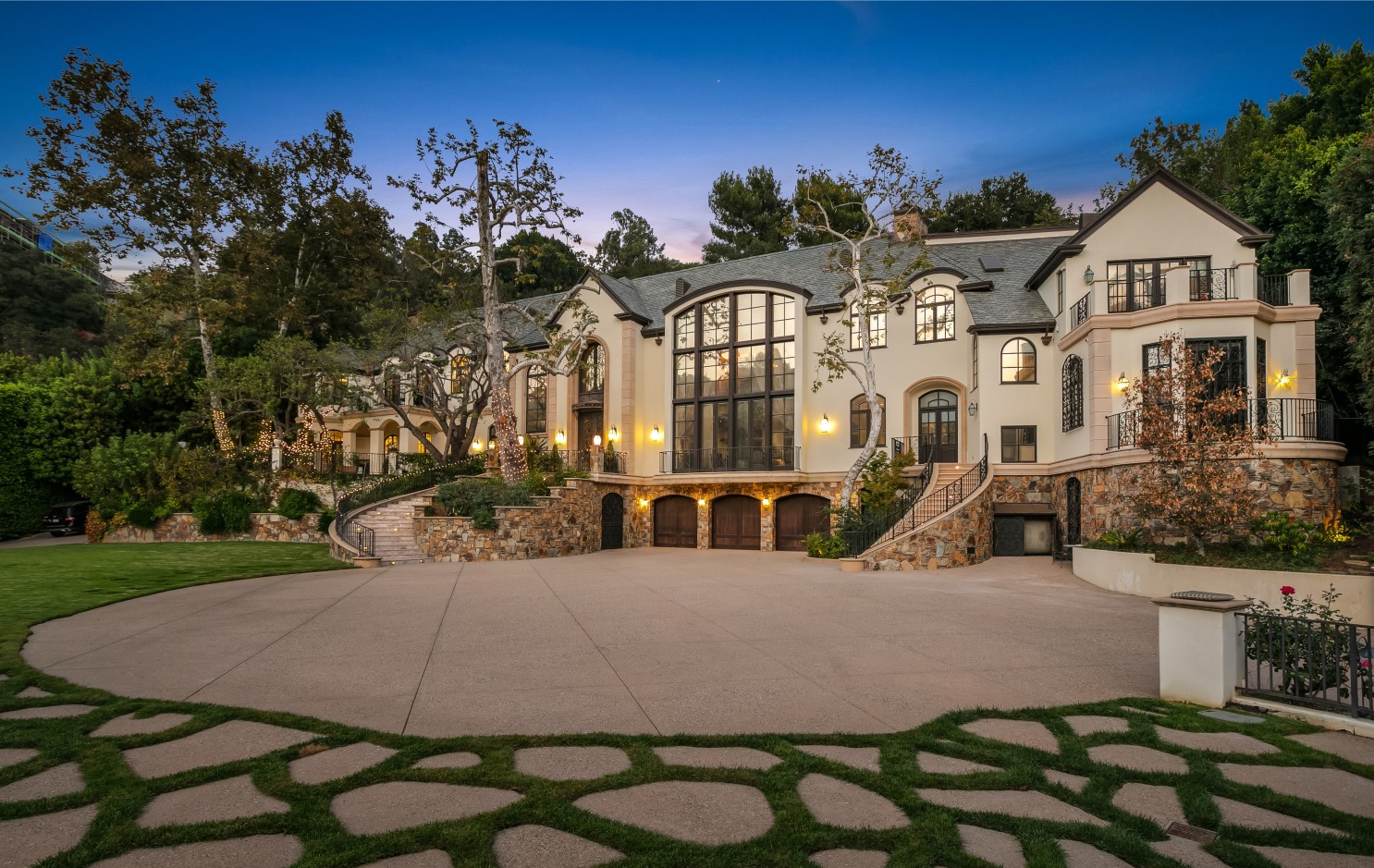 Gene Simmons seeks $22 million for Beverly Hills mansion - Los Angeles Times