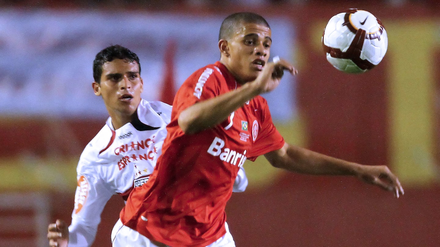 Claro que Taison é uma boa, mas Inter não pode basear todo o seu planejamento de futebol em cima de um 