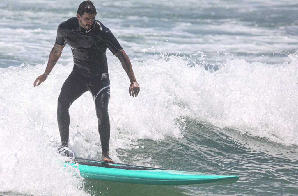 Guilherme Napolitano desperta atenção com volume durante aula de surfe - 1
