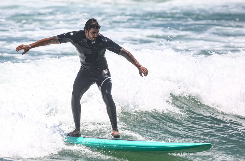 Guilherme Napolitano desperta atenção com volume durante aula de surfe - 2