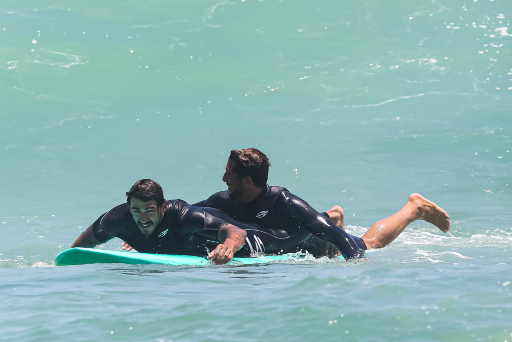 Guilherme Napolitano desperta atenção com volume durante aula de surfe - 3