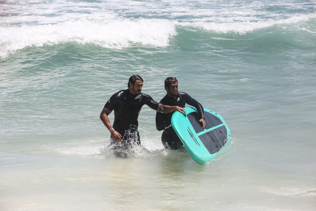 Guilherme Napolitano desperta atenção com volume durante aula de surfe - 4