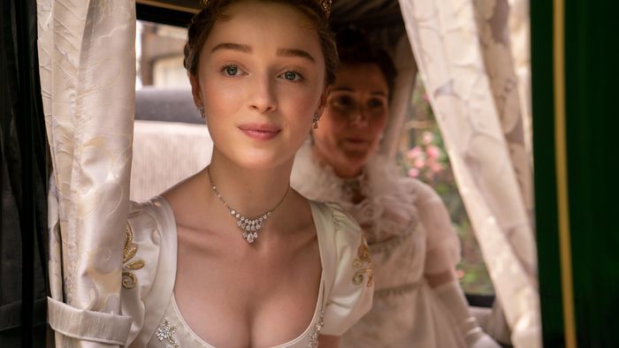 Vídeo de bastidores de Bridgerton mostra detalhes do figurino da série - 1
