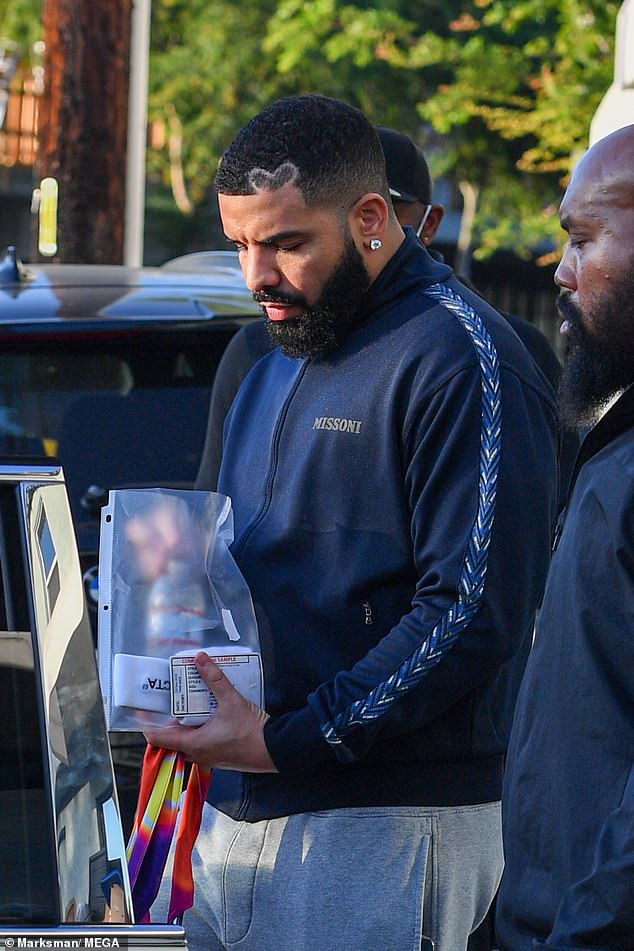 Todos apaixonados? Drake ainda estava usando seu estilo de cabelo incomum em forma de coração usado para promover seu sexto álbum de estúdio quando ele pulou em Beverly Hills, Califórnia, na sexta-feira.