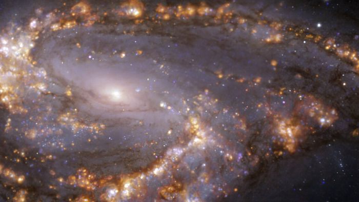 Imagens incríveis de várias galáxias revelam regiões onde nascem as estrelas - 1