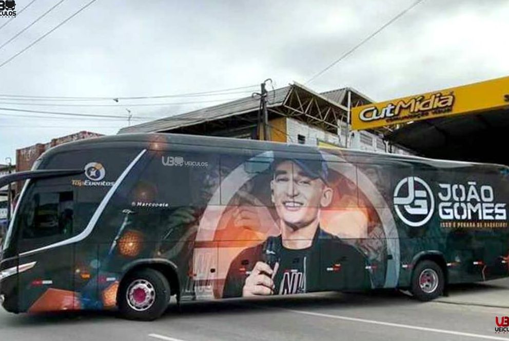 João Gomes recebe ônibus para viagem com a banda - 1