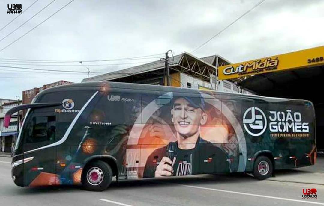 João Gomes recebe ônibus para viagem com a banda - 2
