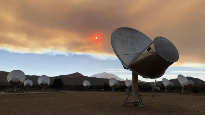 Incêndio florestal na Califórnia representa perigo a este radiotelescópio - 1