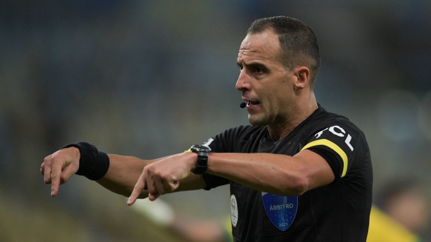 CBF quer afastar árbitro de jogos do Brasil após cotovelada em Raphinha ser completamente ignorada - 2