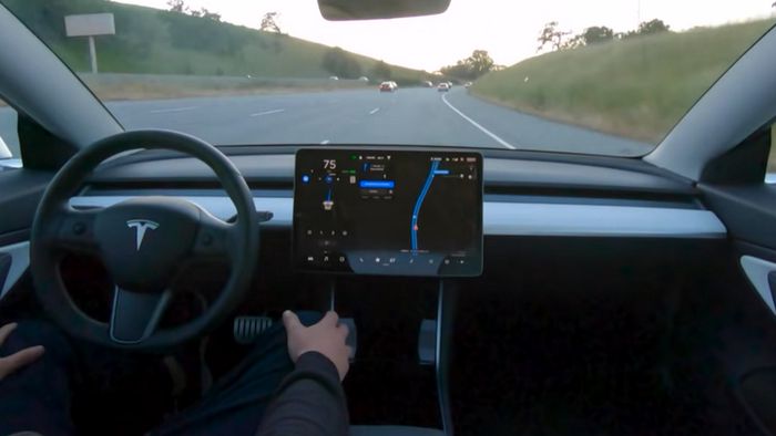 Motorista de Tesla flagrado dirigindo sozinho em SP nega que estivesse dormindo - 1