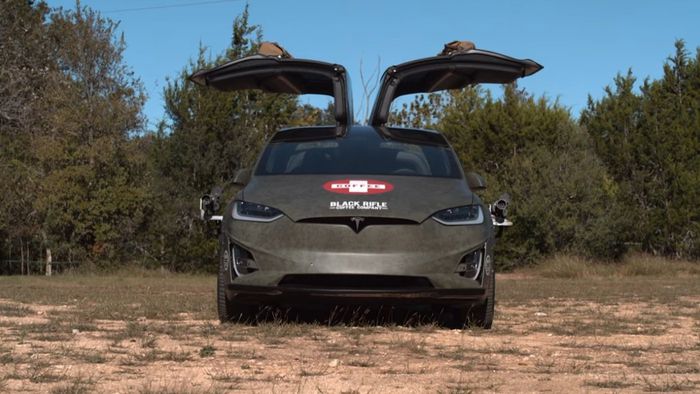 Tesla Model X com metralhadoras e máquina de café viraliza na internet; veja - 1