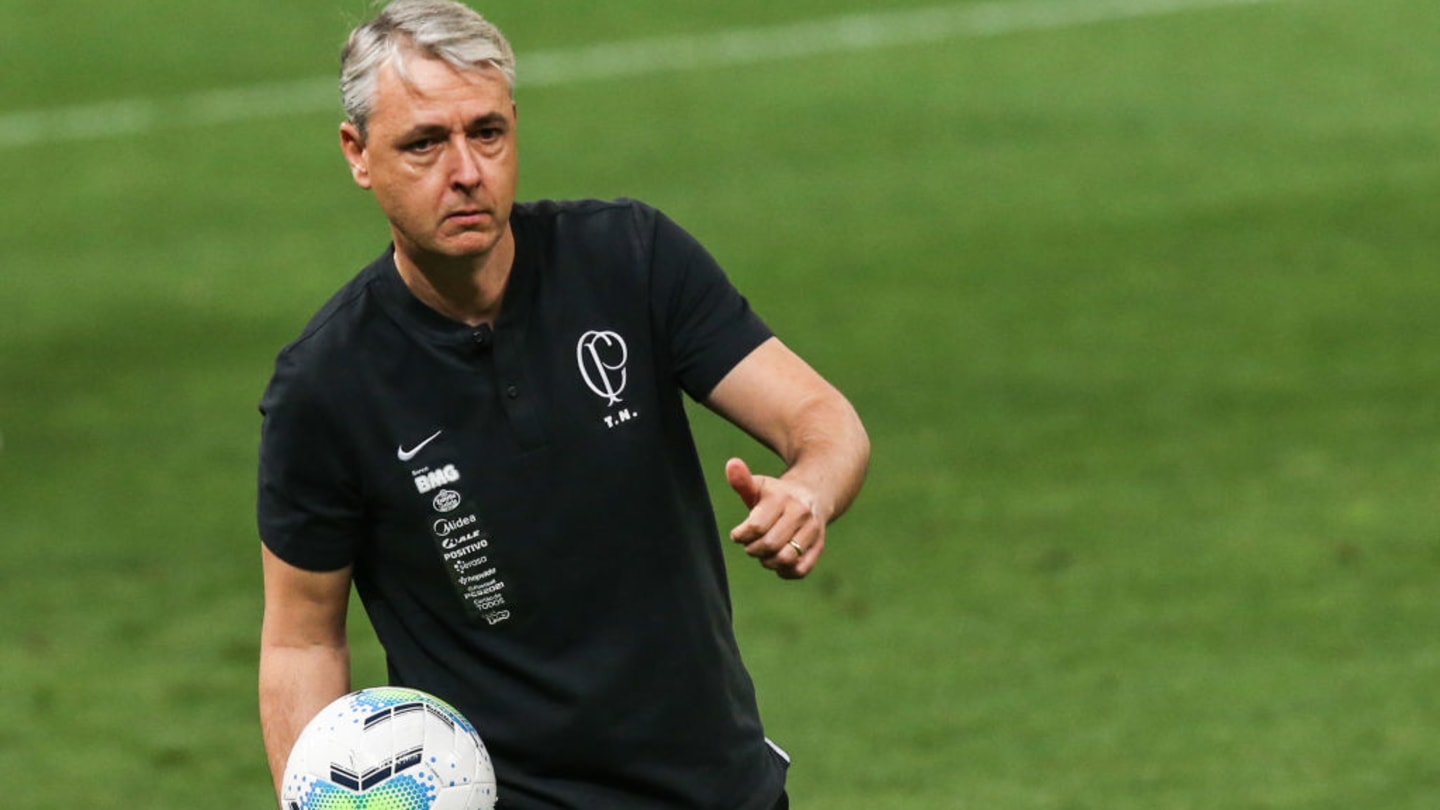 Torcida cai em cima de Sylvinho após derrota do Timão para o Ceará, de Tiago Nunes: 