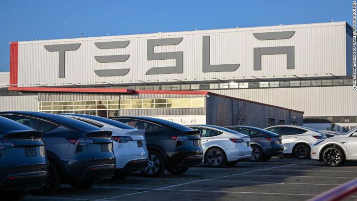 Funcionário da Tesla é preso após matar colega em fábrica na Califórnia - 1