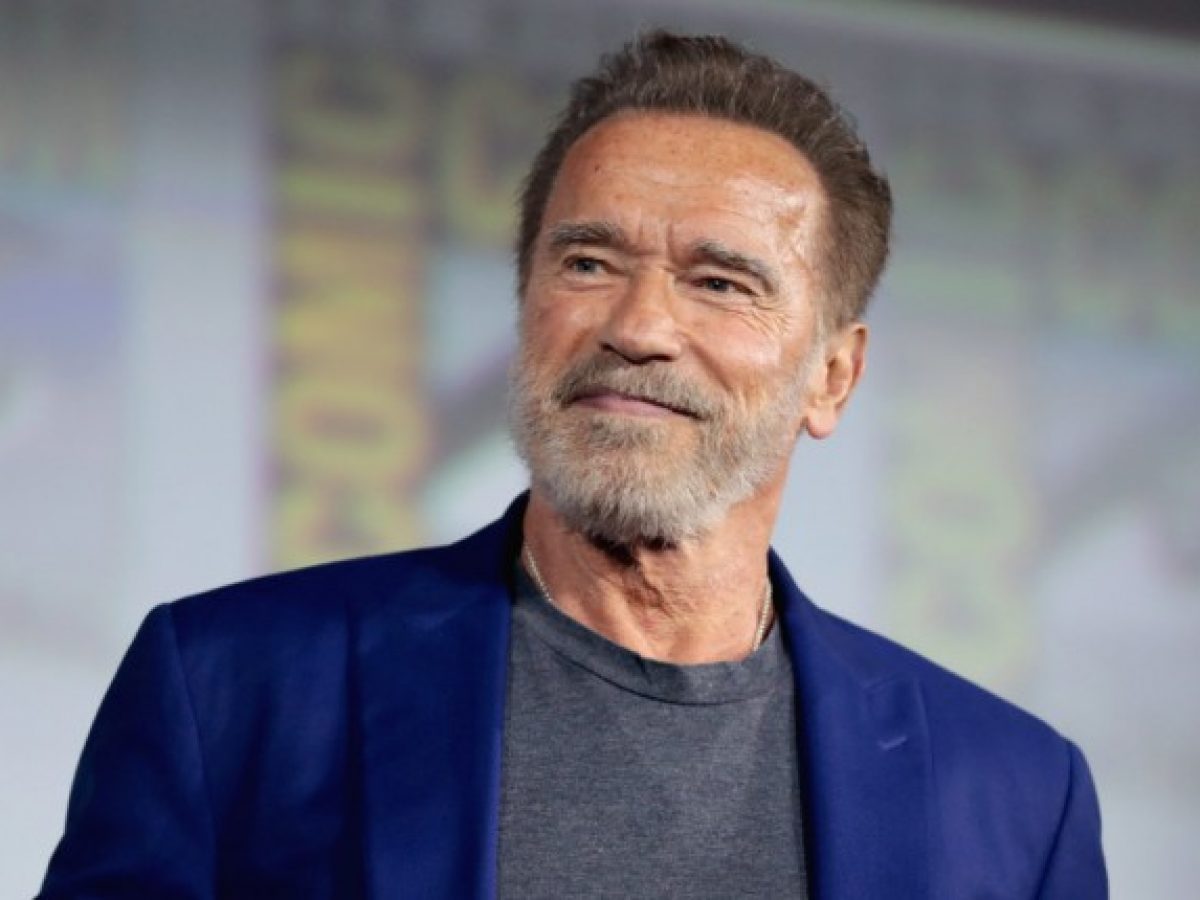 Ansioso para série, Arnold Schwarzenegger e filhos aparecem fantasiados - 1