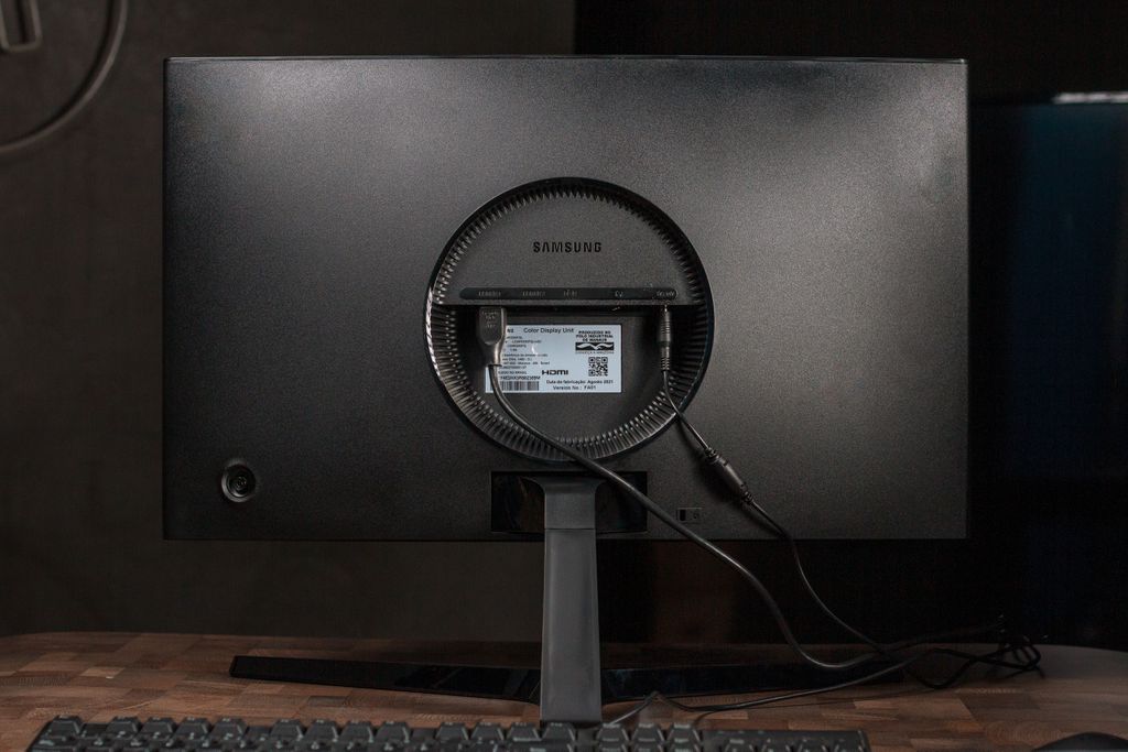 Review Samsung Odyssey CRG50 | Monitor gamer básico até demais - 2