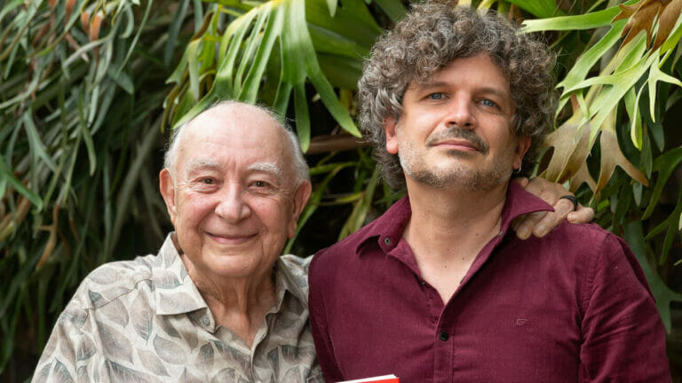Dirceu Alves autografa livro escrito ao lado de Sérgio Mamberti em tributo ao ator - 1
