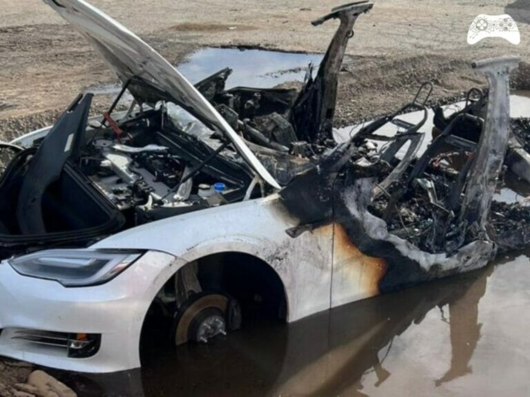 Tesla pega fogo espontâneamente em ferro velho - 1