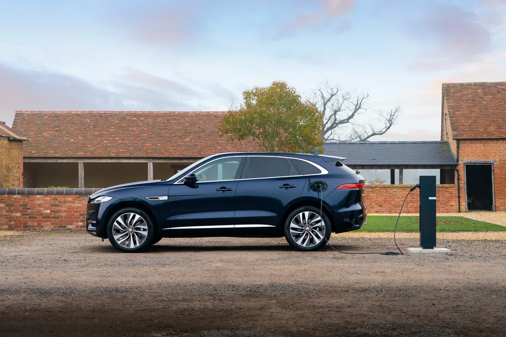 Jaguar F-Pace 2023 chega ao Brasil com versões híbridas plug-in e leve - 2