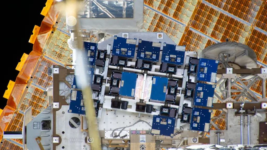 Plataformas da ISS revelam efeitos do espaço em materiais e organismos - 2