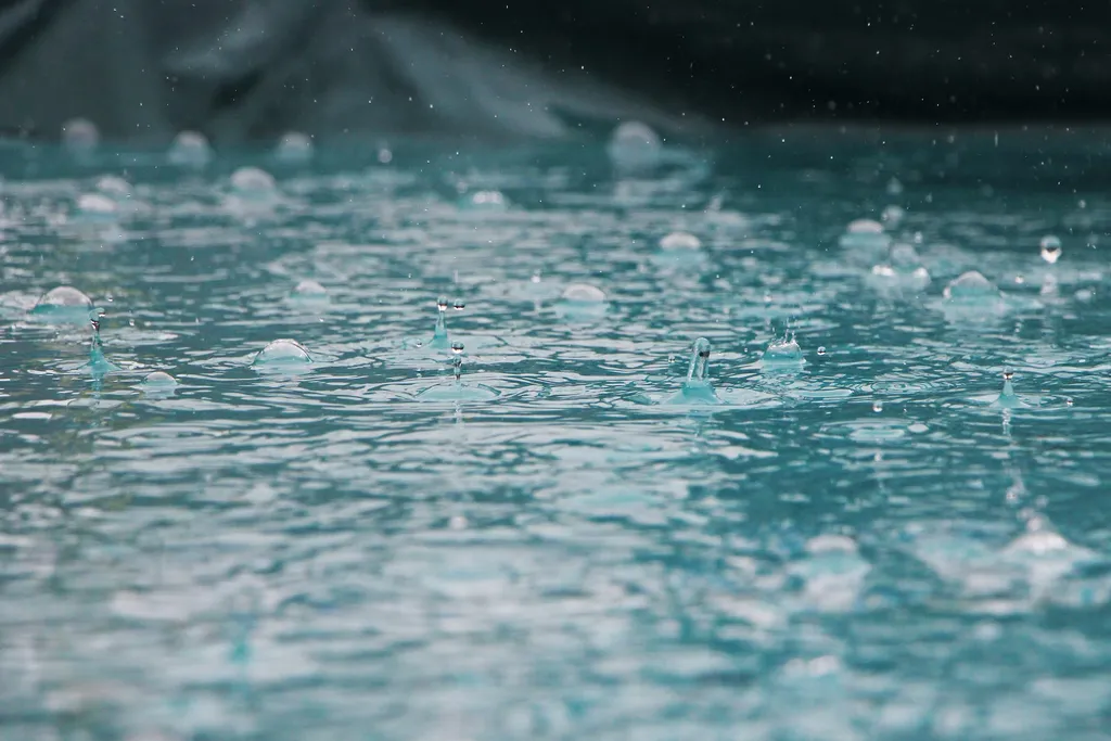 A água da chuva deve ser tratada antes de beber, o que pode ser feito em casa (Imagem: Inge Maria/Unsplash)