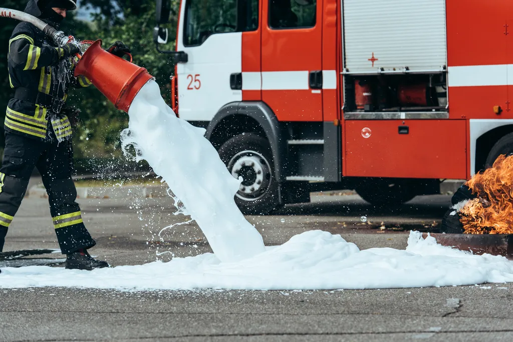 Os PFAS estão presentes em espumas anti-incêndio e produtos de cozinha: a água da chuva de todo o planeta pode estar contaminada por esses compostos químicos (Imagem: LightFieldStudios/Envato)