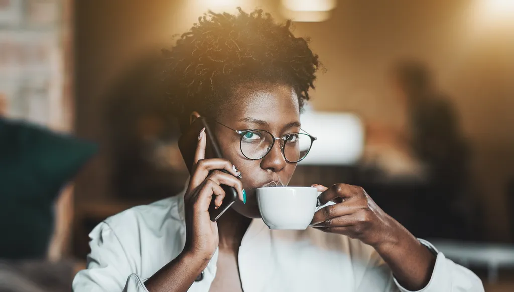 Um bom café pode ajudar a combater a inércia do sono (Imagem: SkyNextphoto/Envato)