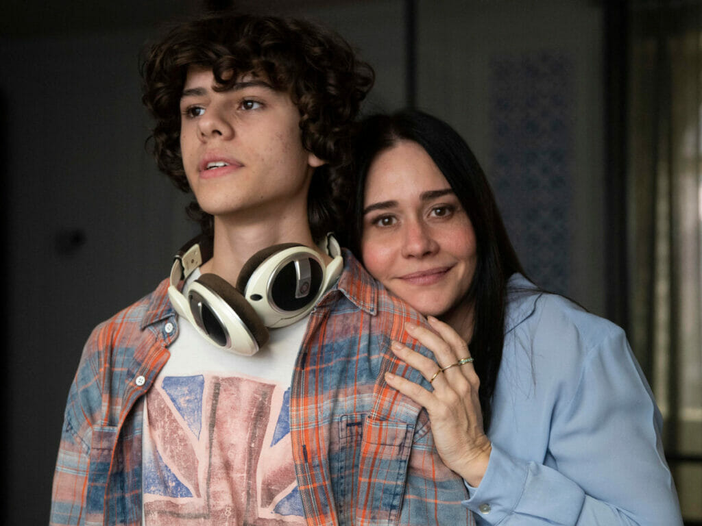 Rudá (Guilherme Cabral) com a mãe, Guida (Alessandra Negrini)