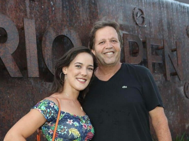 Adriana Birolli exibe barriguinha sarada ao passear com namorado no Rio de Janeiro - 1