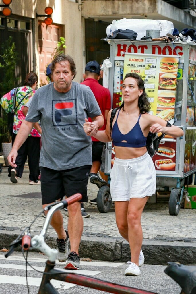 Adriana Birolli exibe barriguinha sarada ao passear com namorado no Rio de Janeiro - 2