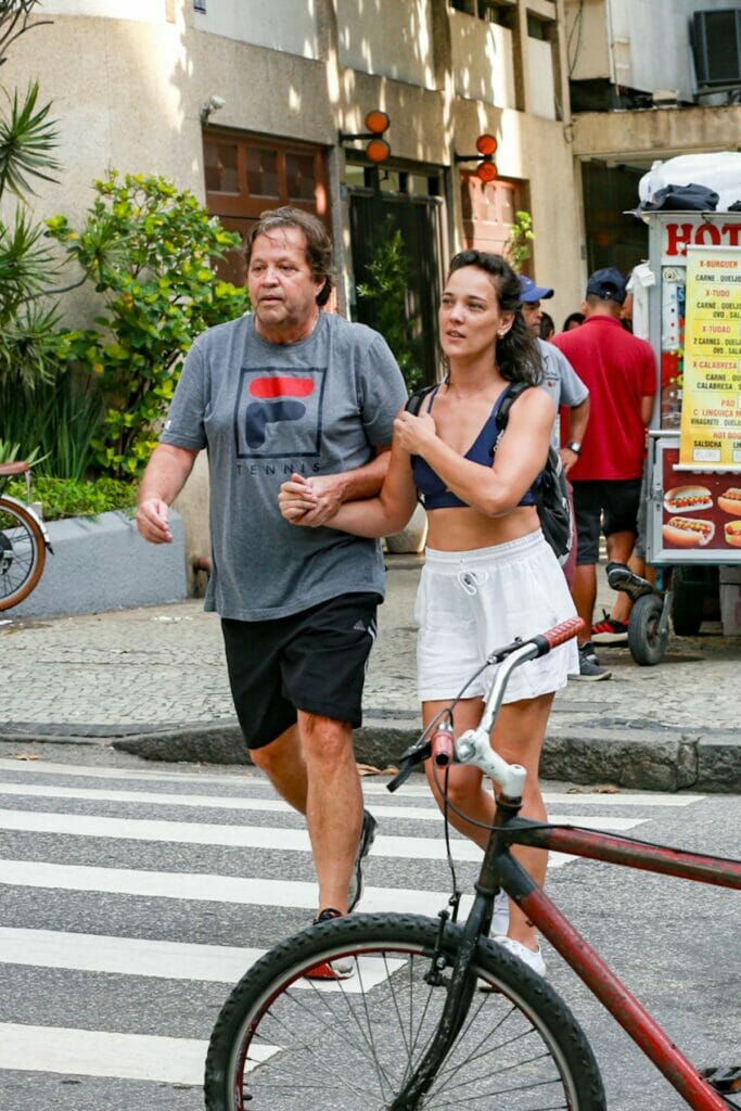 Adriana Birolli exibe barriguinha sarada ao passear com namorado no Rio de Janeiro - 3