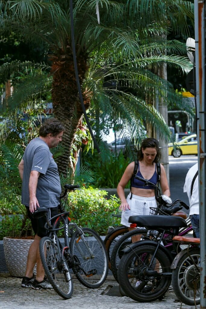 Adriana Birolli exibe barriguinha sarada ao passear com namorado no Rio de Janeiro - 5