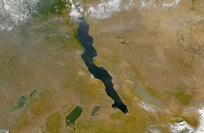 Lago no leste africano formado pela separação das placas (Imagem: NASA/Wikimedia Commons) 
