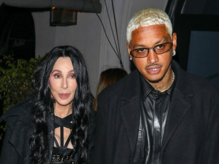 Cher aparece apaixonada com namorado 40 anos mais novo - 1