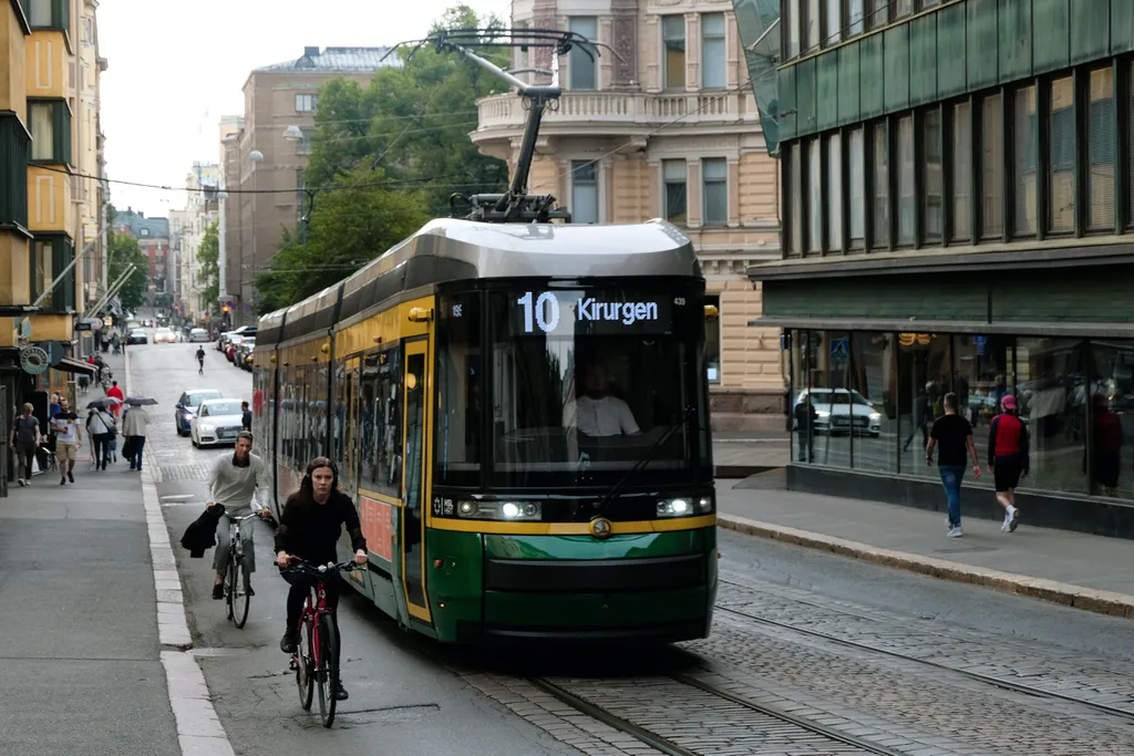 Aproveite o transporte público e a infraestrutura cicloviária, se ela está disponível na sua região (Imagem: Alex Chernenko/Unsplash) 