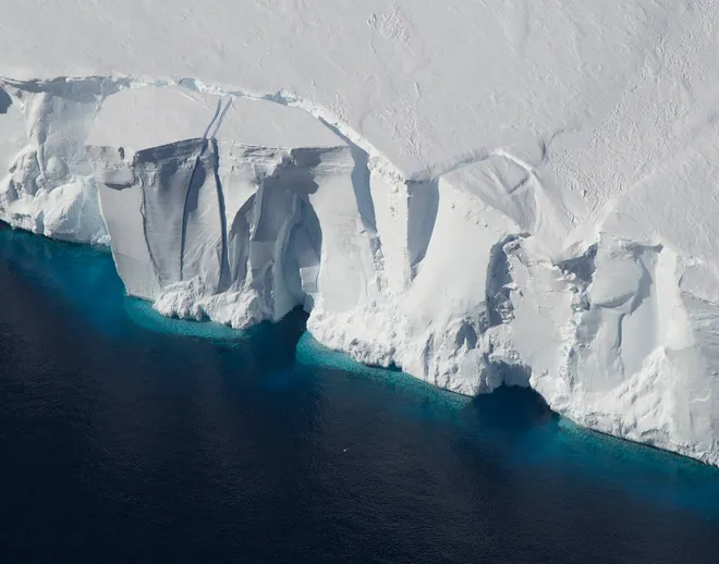 A Groenlândia está derretendo mais rapidamente do que se imaginava (Imagem: Jeremy Harbeck/NASA)