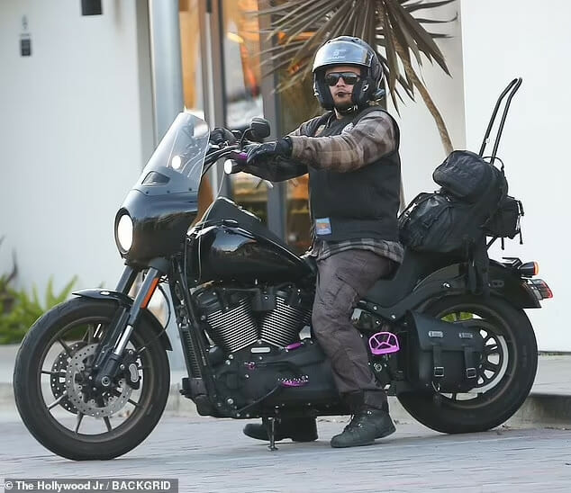 Filho de Michael Jackson ostenta em passeio com moto caríssima - 2